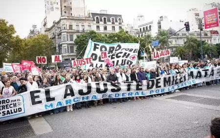 "El ajuste de Milei mata", la consigna de la cabecera de la Marcha Federal de la Salud.