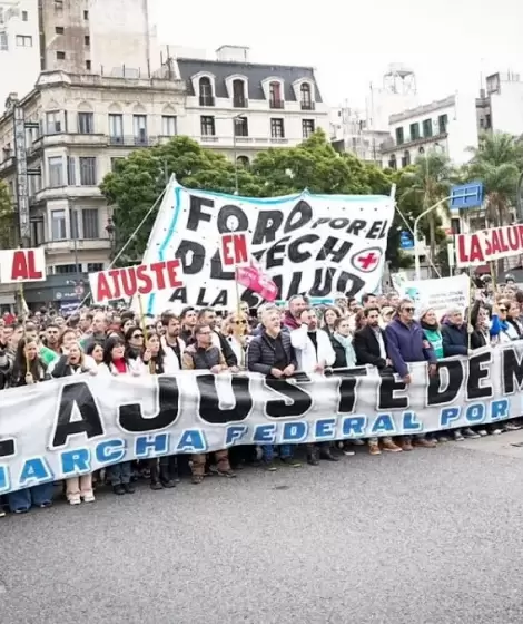 "El ajuste de Milei mata", la consigna de la cabecera de la Marcha Federal de la Salud.