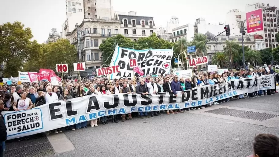 "El ajuste de Milei mata", la consigna de la cabecera de la Marcha Federal de la Salud.