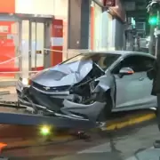 Madrugada de terror en Palermo: un joven alcoholizado perdi� el control y se incrust� contra un banco