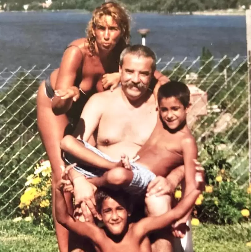 Georgina Barbarossa junto a su difunto marido Miguel "El Vasco" Lecuna y sus dos mellizos.