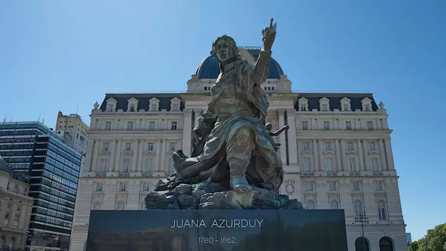 Monumento de Juana Azurduy en el Ex Centro Cultural Kirchner