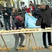 Escándalo en Avellaneda: el sándwich de matambre más grande del mundo terminó en saqueos y caos