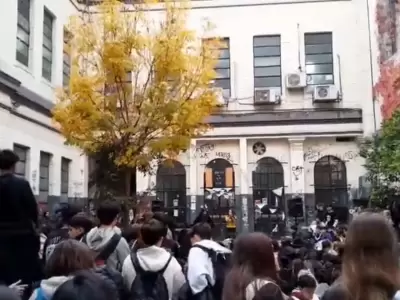 Toma en el Colegio Carlos Pellegrini