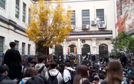 Toma en el Colegio Carlos Pellegrini