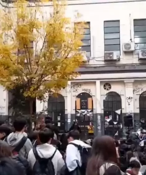 Toma en el Colegio Carlos Pellegrini