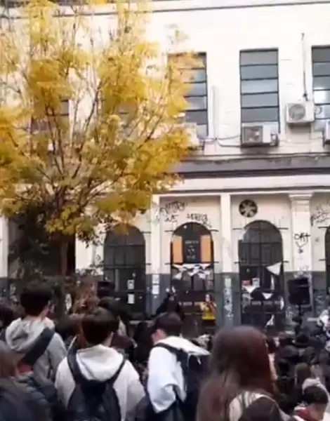 Toma en el Colegio Carlos Pellegrini