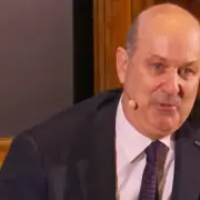 Sturzenegger: el llanto por el regreso de sus hijos a Argentina mientras los jóvenes padecen el ajuste
