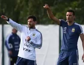 Scaloni protest� por la interpretaci�n de un medio extranjero en relaci�n a las consultas a Messi sobre c�mo jugar.