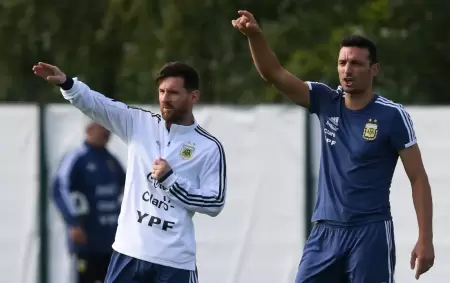 Scaloni protest� por la interpretaci�n de un medio extranjero en relaci�n a las consultas a Messi sobre c�mo jugar.