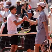 Juanma Cer�ndolo hizo historia en Par�s: elimin� a Sinner y firm� el batacazo de Roland Garros