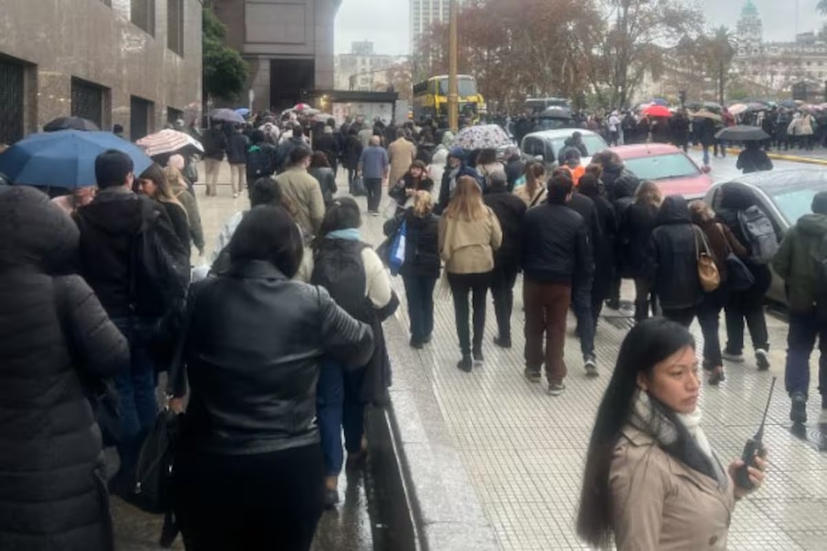 Alarma, lluvia y tensión en Economía: una amenaza de bomba obligó a ...