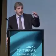 Caputo reapareció con revelaciones estrambóticas: entre dólares por las orejas, extraterrestres y el "infierno kirchnerista"
