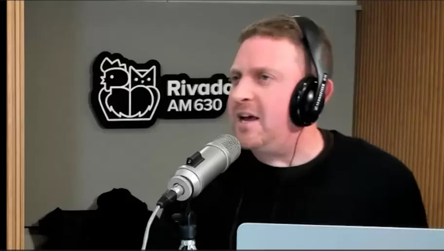 Jony Viale se pas� tres pueblos y defenestr� al feminismo