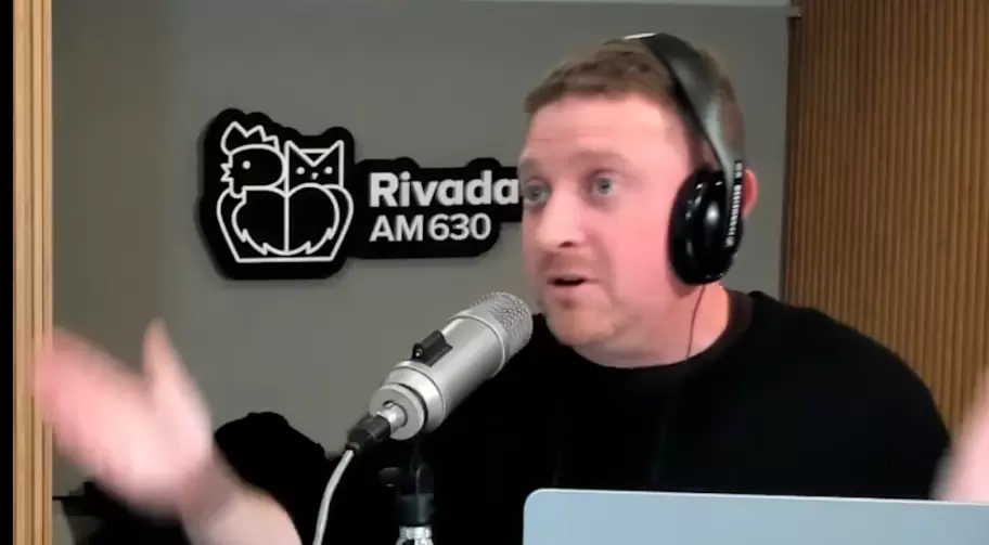 Jony Viale se pas� tres pueblos y defenestr� al feminismo