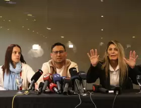 Acompa�ado por su abogada, el padre de Agostina Vega dio una conferencia de prensa