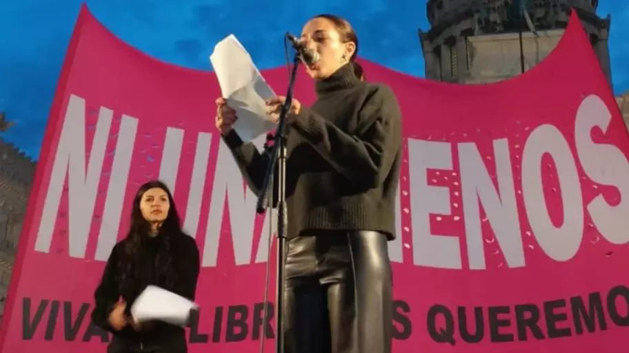 Cazzu y Thelma Fard�n fueron parte de la lectura del documento del colectivo Ni una menos en la marcha del 3 de junio.
