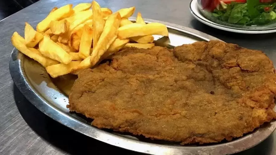 Milanesas con papas fritas, el cl�sico de la gastronom�a porte�a
