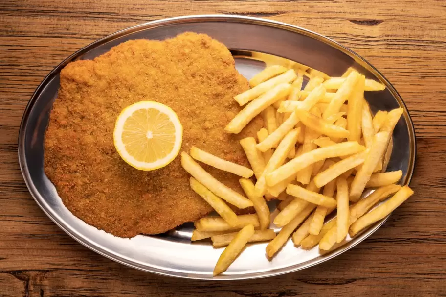 Milanesas con papas fritas, el cl�sico de la gastronom�a porte�a