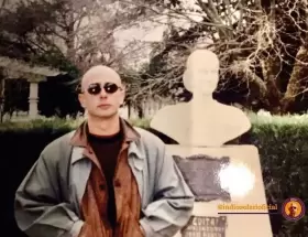 El Indio con un busto de Eva Per�n