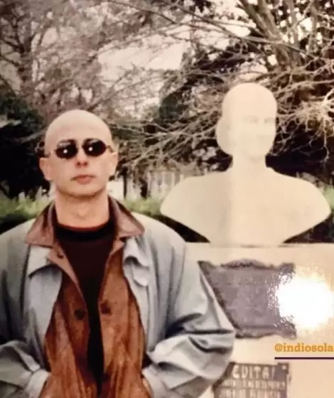 El Indio con un busto de Eva Per�n