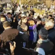 Gases y palos para despedir al Indio: la Polic�a reprimi� a fan�ticos en Plaza de Mayo antes del homenaje
