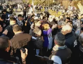La Polic�a reprimi� a fan�ticos en Plaza de Mayo antes del homenaje