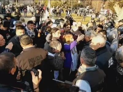 La Polic�a reprimi� a fan�ticos en Plaza de Mayo antes del homenaje