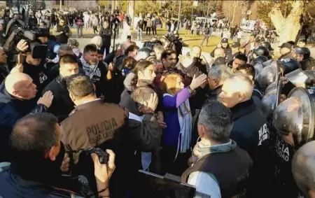 La Polic�a reprimi� a fan�ticos en Plaza de Mayo antes del homenaje