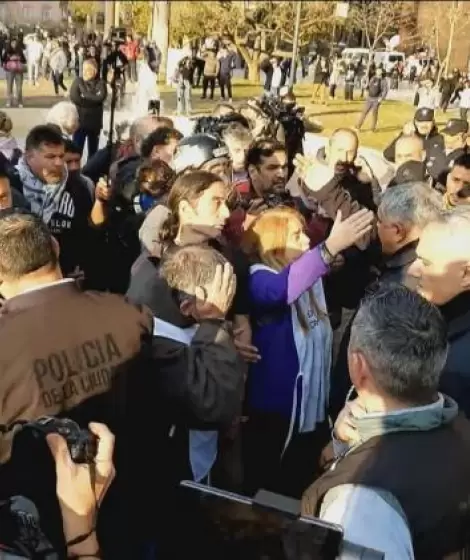 La Polic�a reprimi� a fan�ticos en Plaza de Mayo antes del homenaje