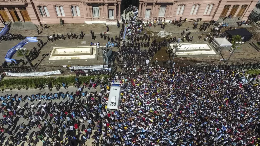 El funeral de Diego Armando Maradona aparec�a como la referencia inevitable cuando se habla de despedidas masivas