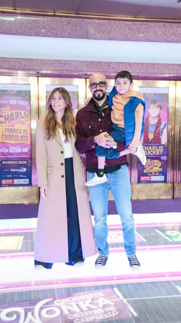 Abel Pintos llegó a la alfombra violeta con su familia