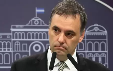 Manuel Adorni cada vez m�s expuesto.
