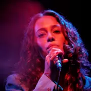 Delfina Cheb y el arte de las pequeñas cosas: la cantora que volvió a Buenos Aires para crear un futuro "Mejor"