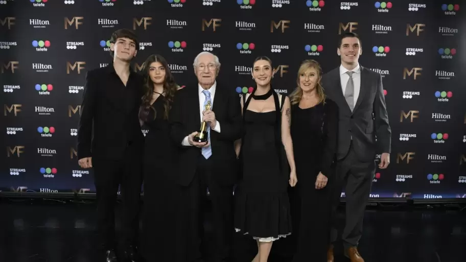 Enrique Macaya Márquez con su familia, tras ser homenajeado en la última entrega de los premios Martín Fierro.
