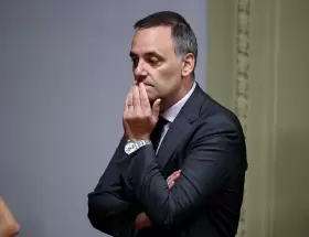 Manuel Adorni meti� la pata con los audios a su contratista.