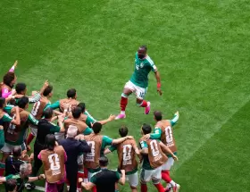 Juli�n Andr�s Qui�ones festeja con el banco de suplentes el primero de M�xico contra Sud�frica, en el partido inaugural del Mundial 2026.