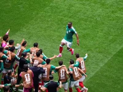 Juli�n Andr�s Qui�ones festeja con el banco de suplentes el primero de M�xico contra Sud�frica, en el partido inaugural del Mundial 2026.