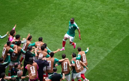 Juli�n Andr�s Qui�ones festeja con el banco de suplentes el primero de M�xico contra Sud�frica, en el partido inaugural del Mundial 2026.