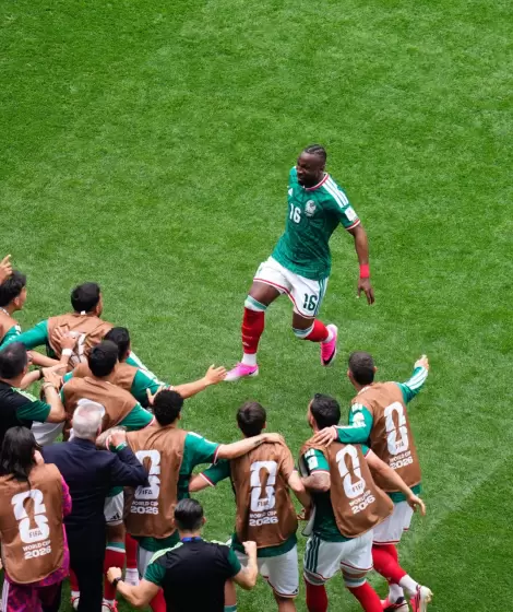 Juli�n Andr�s Qui�ones festeja con el banco de suplentes el primero de M�xico contra Sud�frica, en el partido inaugural del Mundial 2026.