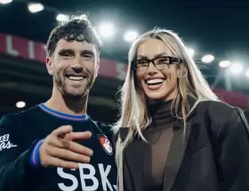 Marcos Senesi junto a su novia Kelci-Rose Bowers.