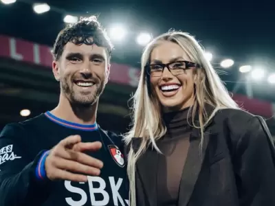 Marcos Senesi junto a su novia Kelci-Rose Bowers.