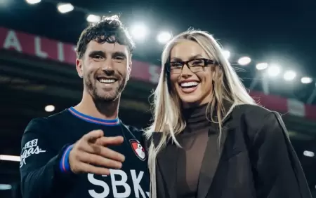Marcos Senesi junto a su novia Kelci-Rose Bowers.