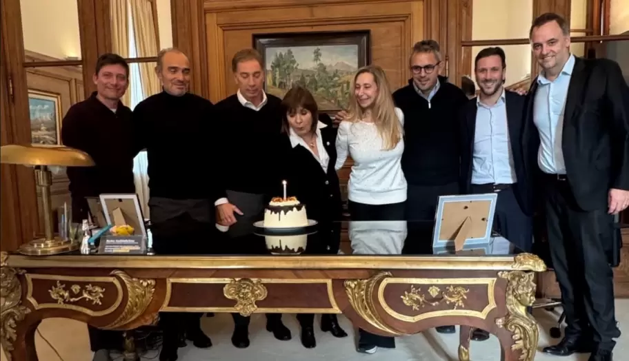 Patricia Bullrich sopló las velitas en la reunión de la mesa chica de La Libertad Avanza, mientras Adorni tambalea con sus críticas.