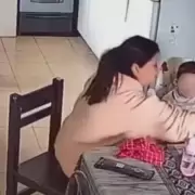 "�Com� bien!": el estremecedor video de los golpes de una ni�era de Jes�s Mar�a a una menor