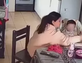 Una ni�era maltrat� a una nena y fue grabada por las c�maras de seguridad.