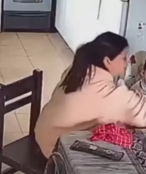 Una ni�era maltrat� a una nena y fue grabada por las c�maras de seguridad.