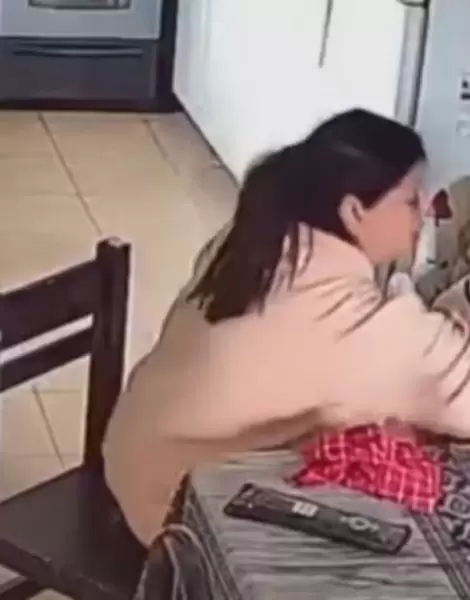 Una ni�era maltrat� a una nena y fue grabada por las c�maras de seguridad.