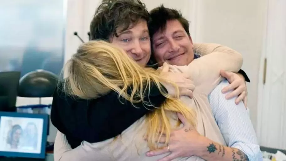 Javier y Karina Milei junto a Santiago Caputo