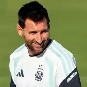 La Selección Argentina debuta entre el llanto de Scaloni, el mensaje de Messi y las piñas de los hinchas en el Times Square